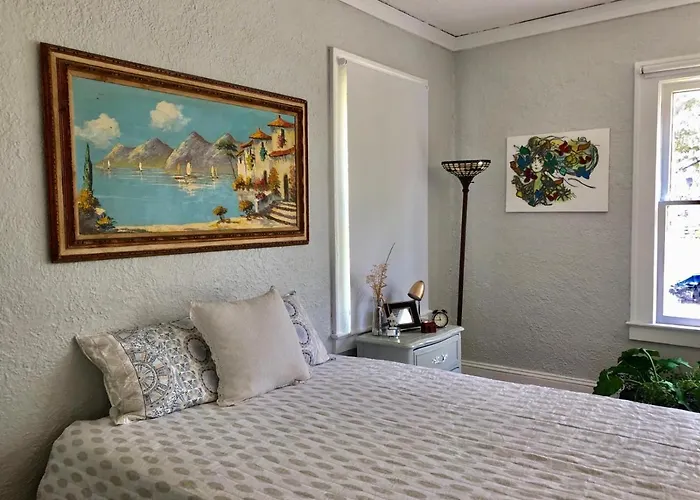 Comfy And Spacious Suite With Free Parking