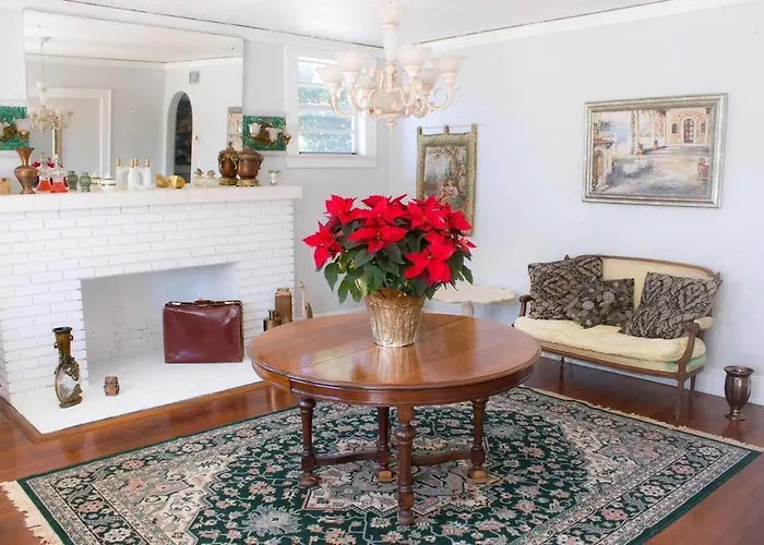 Comfy And Spacious Suite With Free Parking