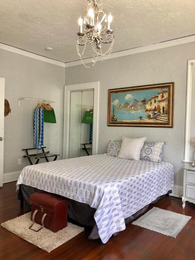 Comfy And Spacious With Free Parking Séjour chez l'habitant