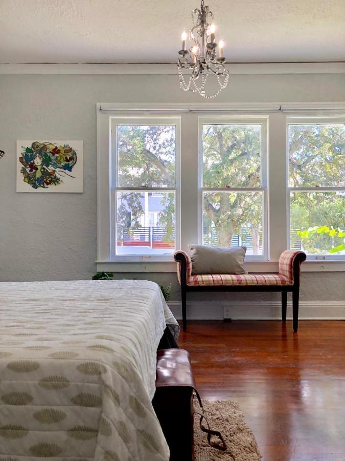 Comfy And Spacious With Free Parking Séjour chez l'habitant *