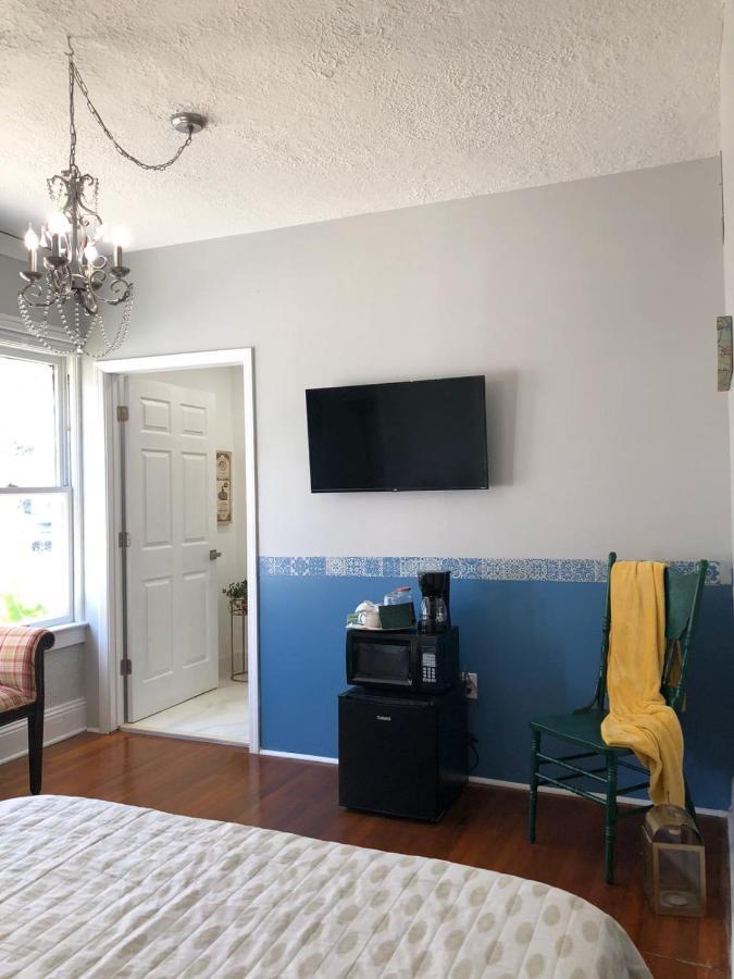 Comfy And Spacious With Free Parking Séjour chez l'habitant *