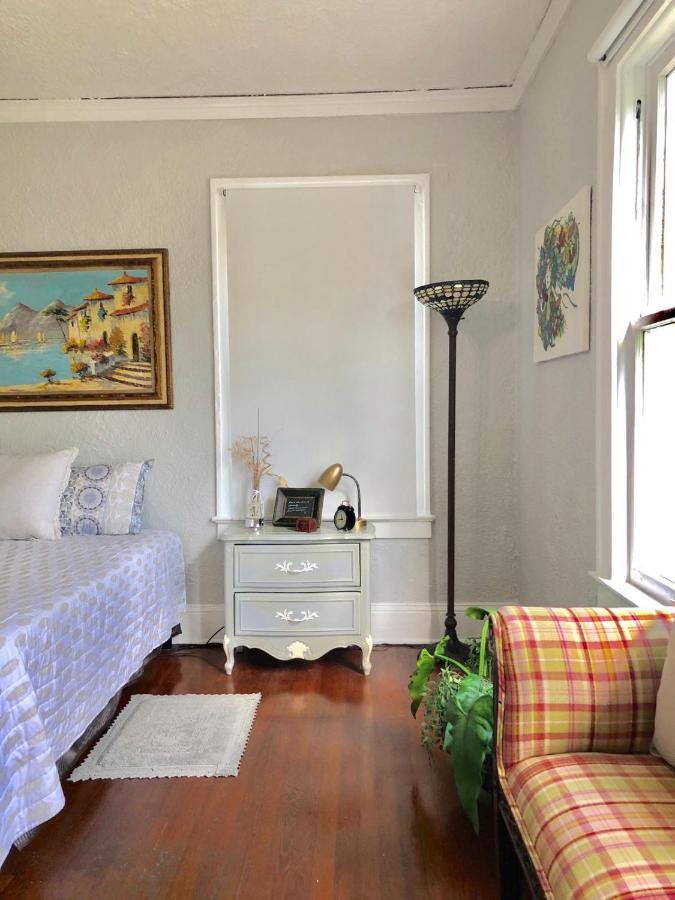 Comfy And Spacious With Free Parking Séjour chez l'habitant
